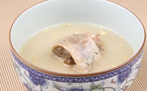 五道中药丰胸汤 既能丰胸还可以美容 中药丰胸汤的做法 中医如何丰胸 丰胸吃什么好