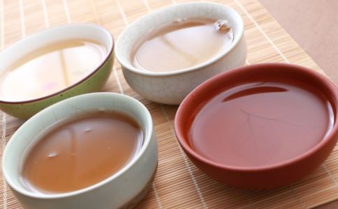 浓茶不宜喝太多 小心导致心律失常 浓茶喝多有什么危害 经常喝浓茶的危害 喝浓茶好吗