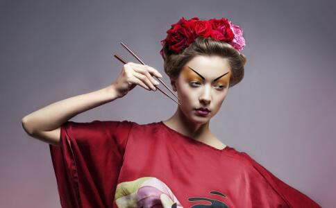 派对猫眼妆怎么画 4种画法演绎不同风情 派对猫眼妆怎么画 派对猫眼妆有几种画法 派对猫眼妆有哪些妆容要点