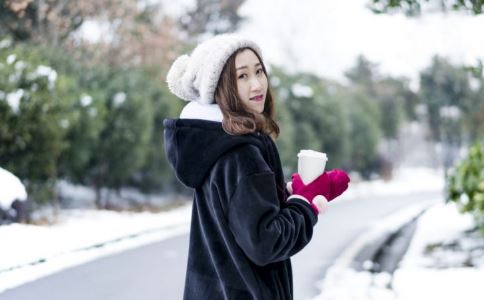 乳头溢液可能是乳腺癌症状 4个方法提早预防 乳腺癌有什么症状 乳腺癌的症状有哪些 乳腺癌怎么预防