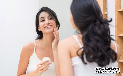 衰老是自然规律 女人衰老从哪些部位开始 女人衰老从哪些部位开始 女性衰老有哪些症状表现 女人衰老皮肤有哪些变化