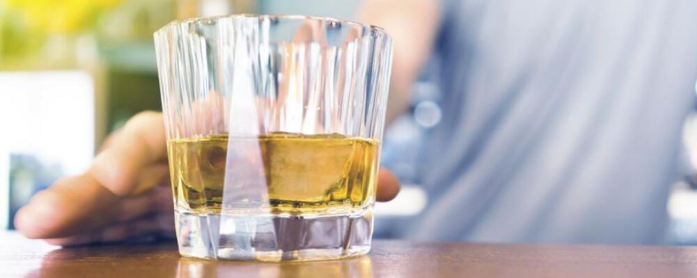 夏季要如何喝啤酒 要谨记这十大禁忌 夏季喝啤酒要注意哪些 夏季哪些人不宜喝啤酒 夏季养生要注意哪些