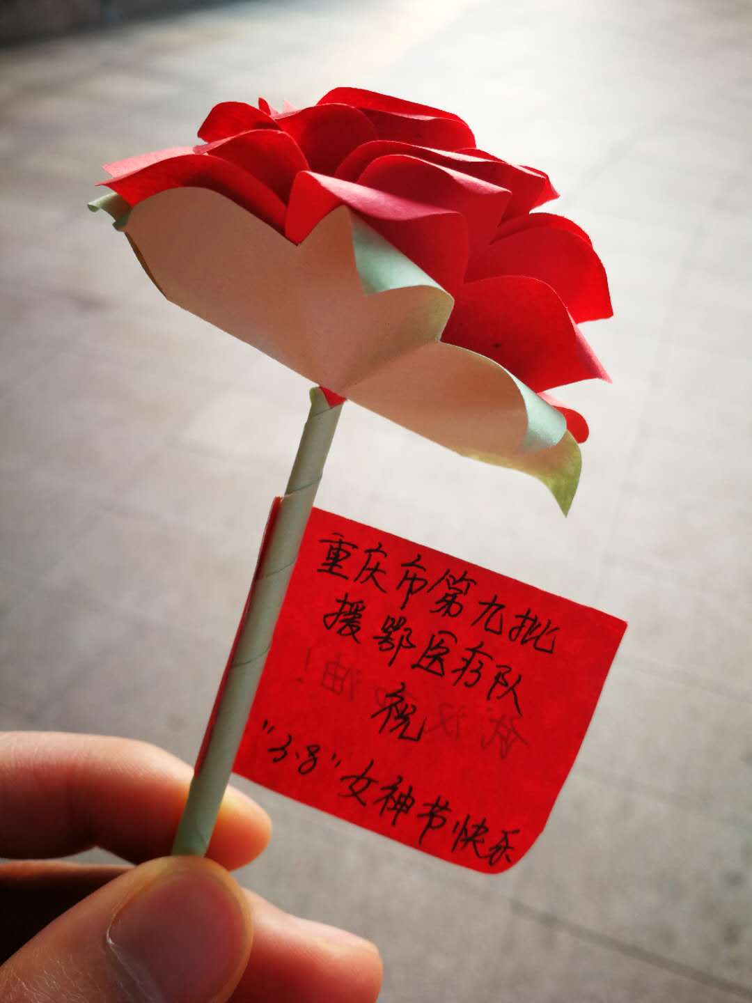 "您好,妇女节快乐,送您一支玫瑰花,祝您早日康复!
