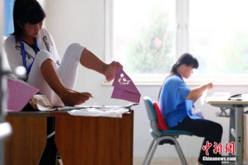 资料图:图为正在参加残疾人职业技能竞赛的选手。中新社发富田摄