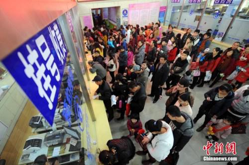 资料图:排队挂号的人群。 中新社发韦亮摄