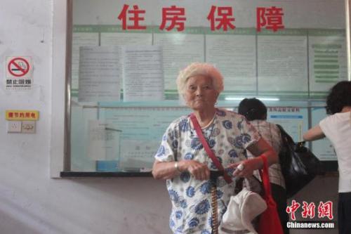 资料图:郑州市公共租赁住房向社会公开轮候供应,符合条件的市民满怀期待。 马义恒摄