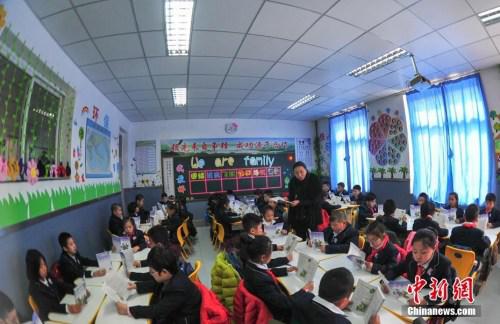 资料图:3月1日,辽宁沈阳,学生在教室上语文课。中新社记者于海洋摄