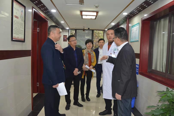 深圳市调研组现场考察龙山社区卫生服务中心.jpg