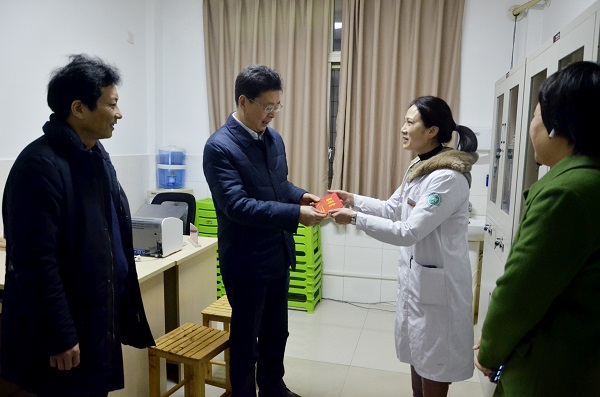 2020年1月8日市卫生健康委党委副书记夏沛慰问市十三院困难党员.JPG