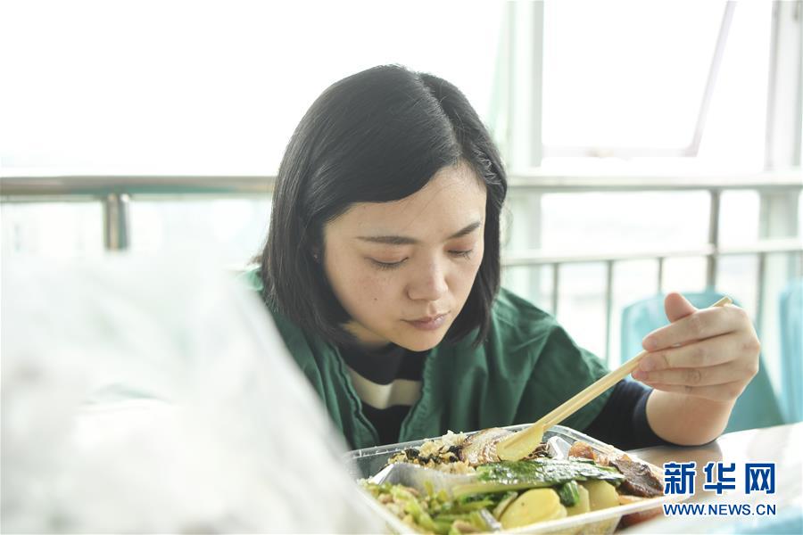 （一线抗疫群英谱·图文互动）（13）“我已躬身入局，势要共渡难关!”——战“疫”一线医生黄霞