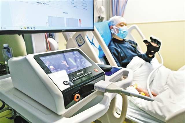 西南首个脑机接口病房完成100例康复训练治疗  瘫痪患者用脑一想手就能动