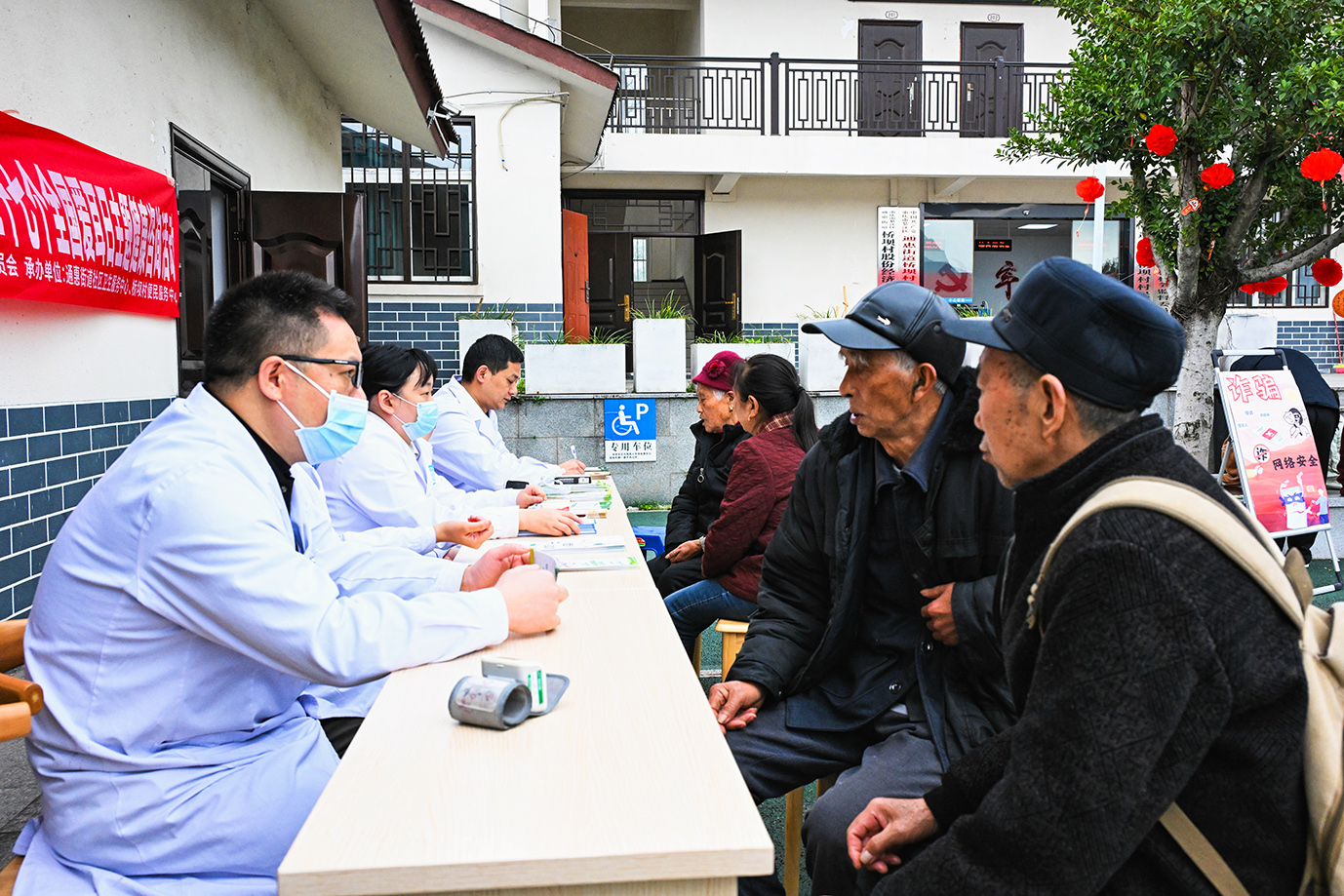 红岩医者 党建“三说”·支部说示范 | “四镜”赋能强支部　党建统领促发展