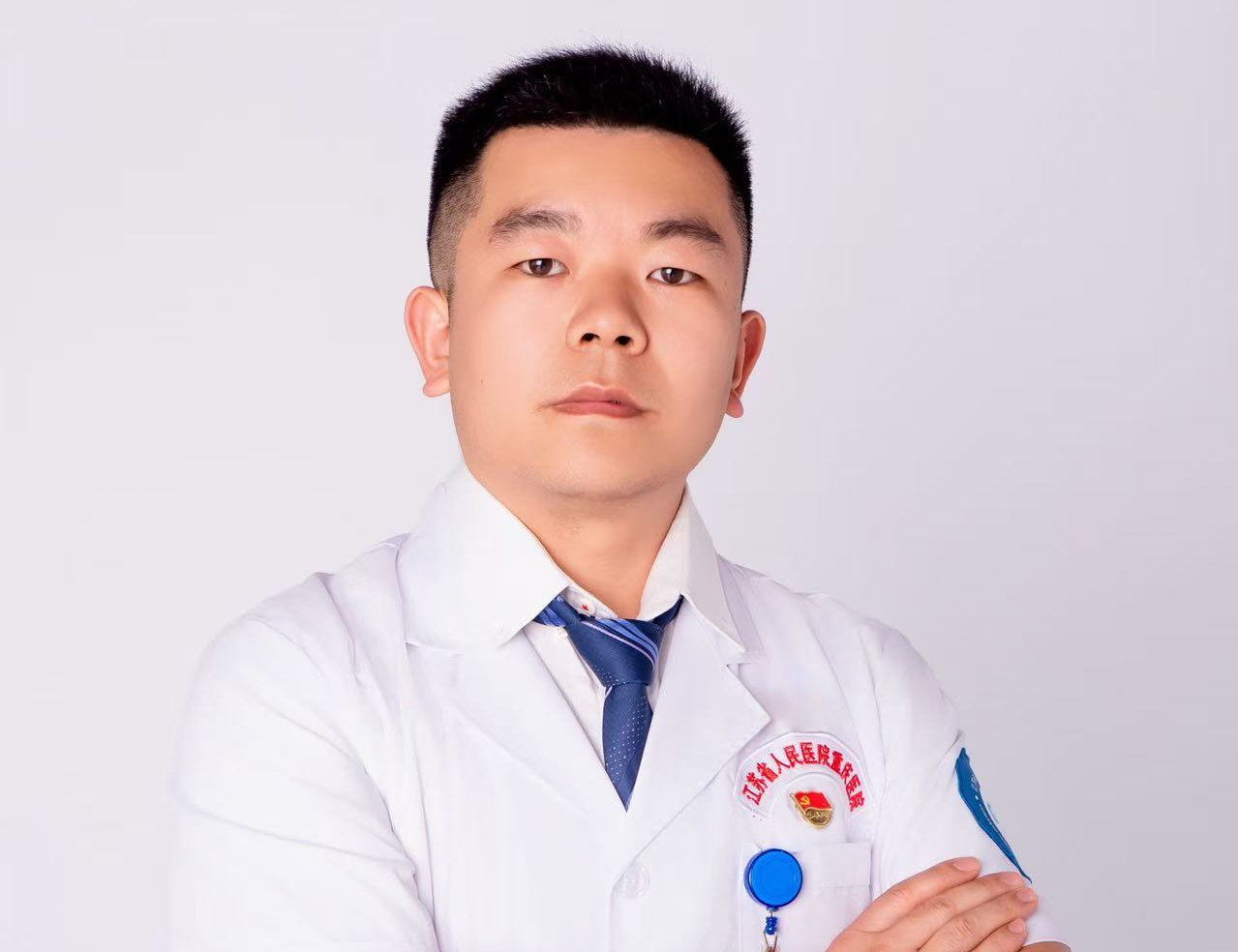 红岩医者 党建“三说”·党员说模范 | 白衣丹心映党徽——“90后”男护士的十四载坚守